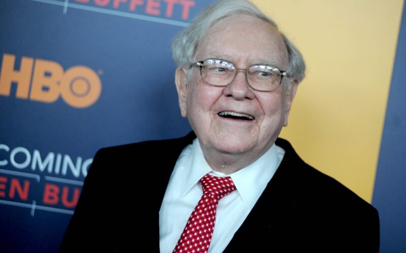 Warren Buffet anticipează o „FURTUNĂ ECONOMICĂ” și își vinde acțiunile companiei sale
