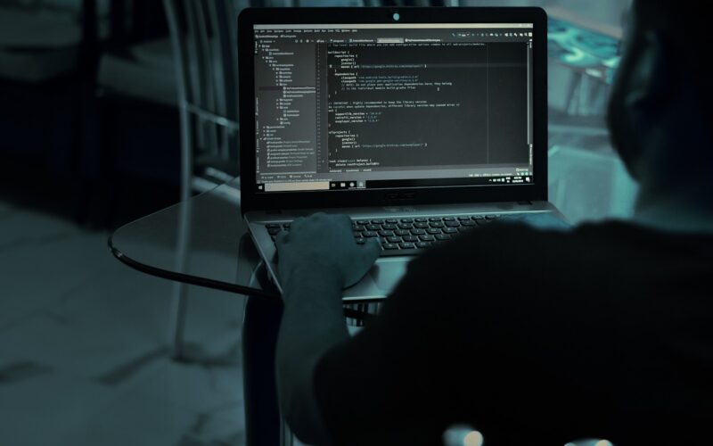 Datele personale ale unor PARLAMENTARI europeni şi britanici au ajuns pe dark web