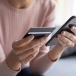 Ce poți face dacă rămâi fără bani pe card în străinătate. Sfaturi utile din experiențele turiștilor români în Grecia