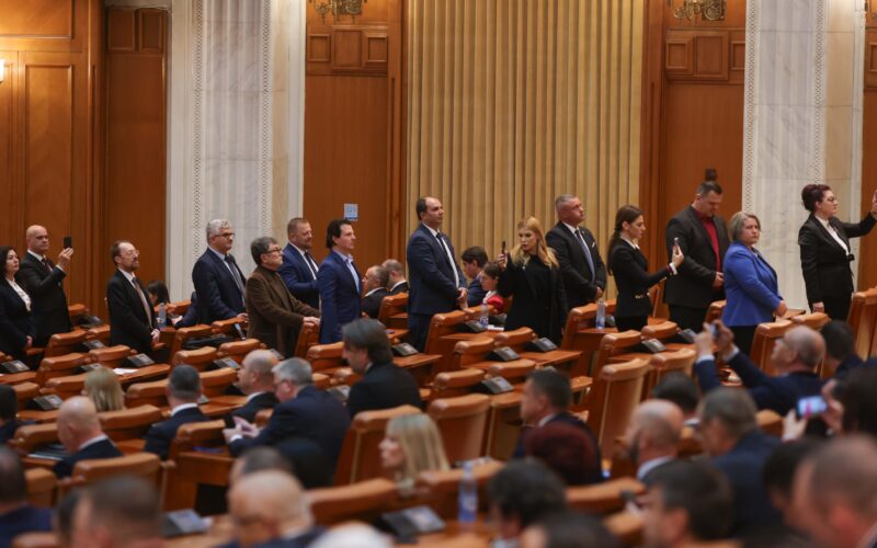 Record de moțiuni: Cabinetul Bolojan, sub foc încrucișat din interiorul și exteriorul guvernării. Dragoș Pîslaru, ultima țintă