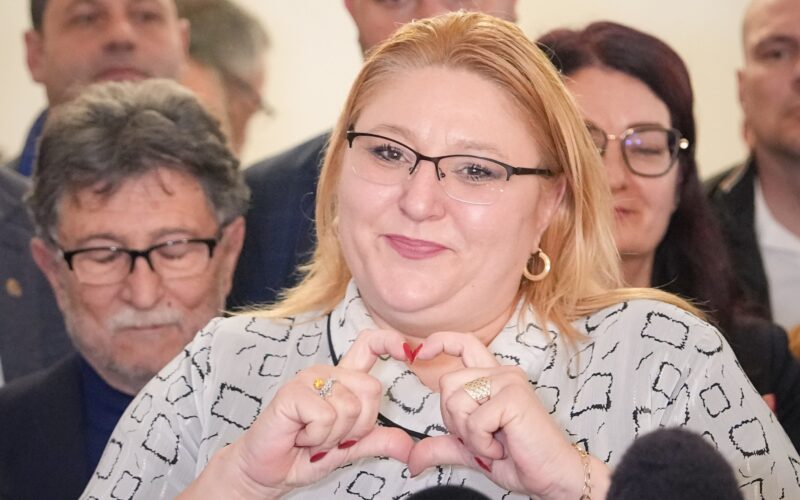 Mesaj controversat de 8 Martie: Șoșoacă le urează „La mulți ani” femeilor cu o fotografie a lui Putin