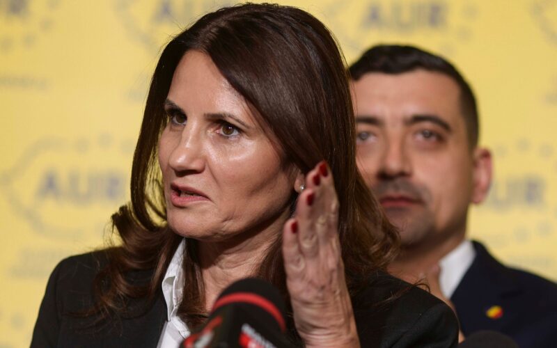 Anca Alexandrescu susține că ar fi urmărită: „Mi-a amenințat vecinii că îi împușcă. Era orientat cu mașina către casa mea și urmărea intrarea casei mele”