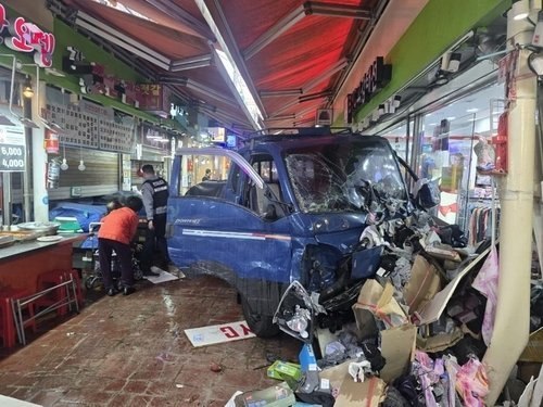 Două persoane au murit și alte 18 sunt rănite în Coreea de Sud, după ce un șofer a accelerat necontrolat, cu camionul, într-o piață