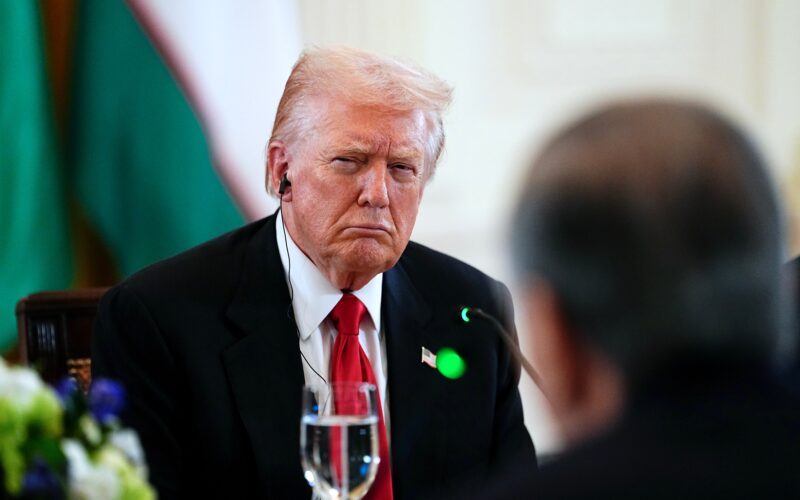 Trump a rămas fără voce după ce a țipat în timpul unei discuții despre comerţ: „Sunt proști, m-am enervat”