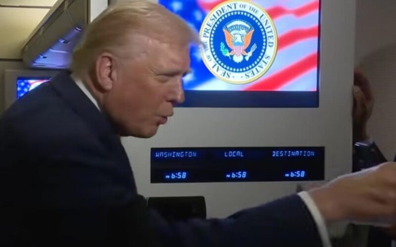Donald Trump a răbufnit, deranjat de întrebările unei jurnaliste privind Dosarul Epstein: „Liniște, purcelușo!”