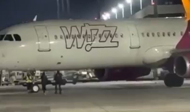 Precedent periculos creat de doi pasageri români: britanicii fug și ei pe pista aeroportului din Koln