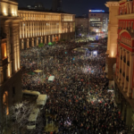 Mii de oameni au protestat la Sofia împotriva proiectului de buget pe 2026: „Nu vrem o Bulgarie a afacerilor dubioase”