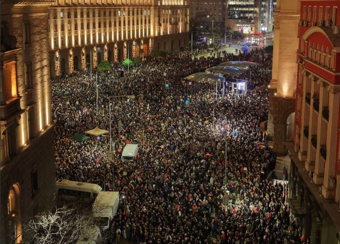 Mii de oameni au protestat la Sofia împotriva proiectului de buget pe 2026: „Nu vrem o Bulgarie a afacerilor dubioase”