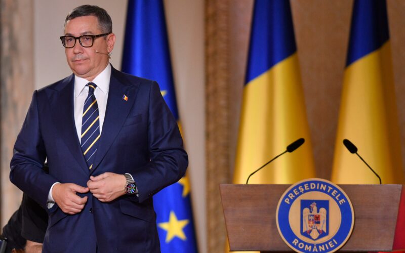 CV-ul unui alt ministru USR, ironizat de Victor Ponta: „A făcut o facultate la București și alta la Târgu Jiu, în același timp”