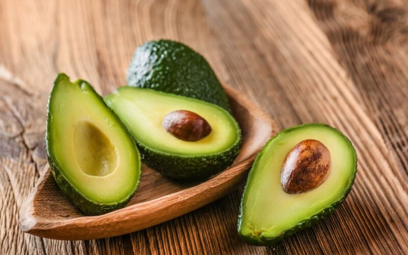 Cum se curăță un avocado