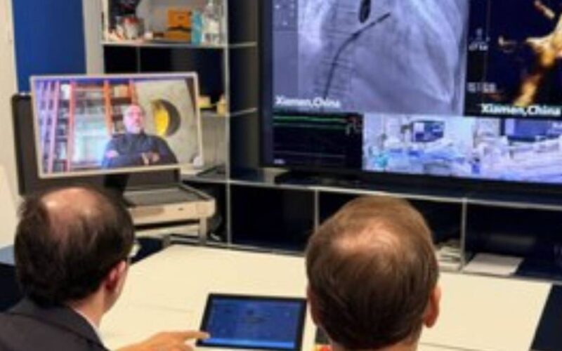 Chirurgi din Franța operează robotic un pacient aflat în China. Cum a fost posibil la peste 10.000 km distanță