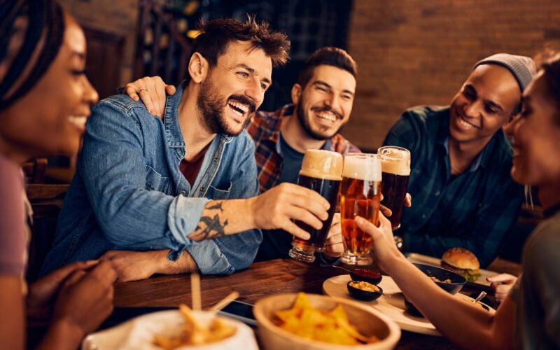 Ai chef de o bere la 15:00? În Thailanda riști o amendă de 270 de euro!