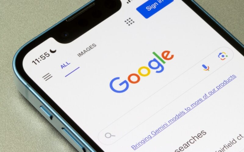 Google înlocuiește titlurile știrilor cu expresii bazate pe inteligență artificială. Jurnaliștii critică experimentul