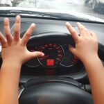 Șoferiță surprinsă pe autostradă tastând pe telefon. Polițist: „Avea un copil pe genunchi care ținea volanul cu ambele mâini”