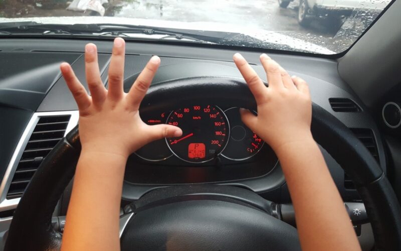 Șoferiță surprinsă pe autostradă tastând pe telefon. Polițist: „Avea un copil pe genunchi care ținea volanul cu ambele mâini”