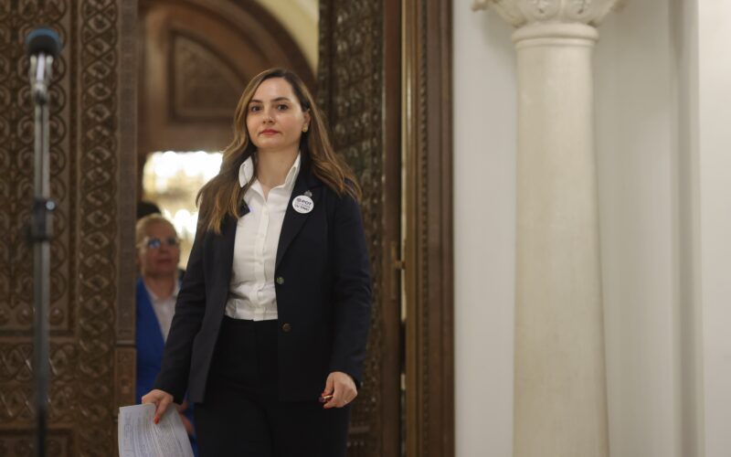 Grupul POT din Camera Deputaților riscă să fie desființat, din cauza unui val de demisii. Anamaria Gavrilă: „Doamne ajută!”
