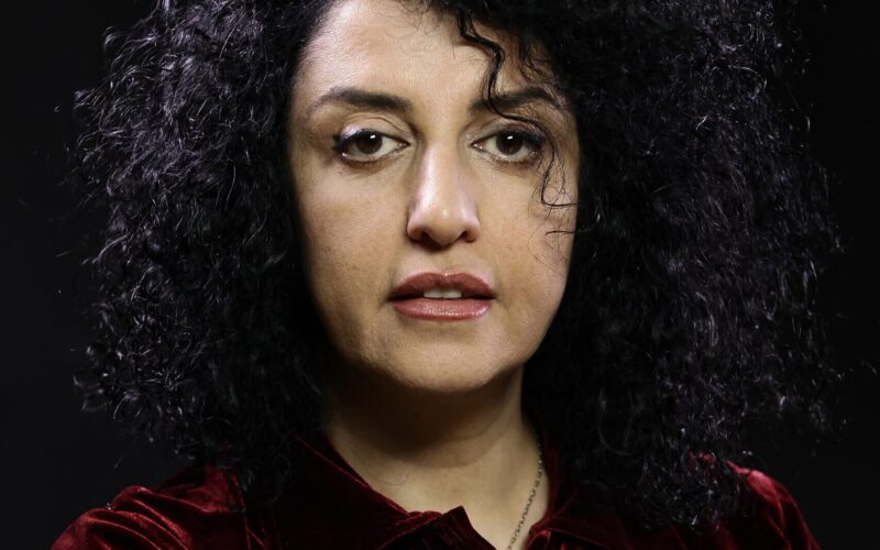 Laureata premiului Nobel pentru Pace din 2023, arestată „cu violență” în Iran. Activista participa la o ceremonie comemorativă