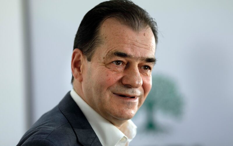 Ce i-a răspuns Orban unui internaut curios dacă își vopsește sprâncenele