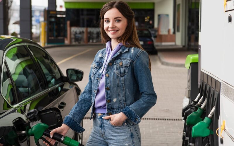 Producătorii auto din UE vor continua să fabrice mașini pe benzină și după anul 2035. Tranziția la mașinile electrice se amână pe termen nedeterminat