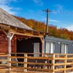 Un cuplu din Timișoara a transformat un container într-un tiny house de 30.000 de euro, în mijlocul naturii