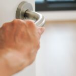 Care este greșeala făcută de mulți români imediat ce intră în casă, care oferă un sentiment fals de protecție