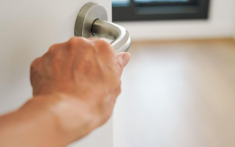 Care este greșeala făcută de mulți români imediat ce intră în casă, care oferă un sentiment fals de protecție