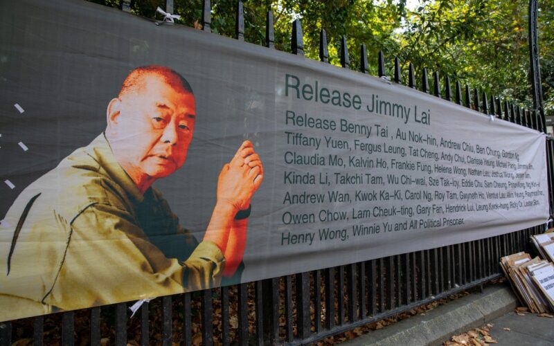 Jimmy Lai, magnatul presei pro-democraţie, condamnat la 20 de ani de închisoare