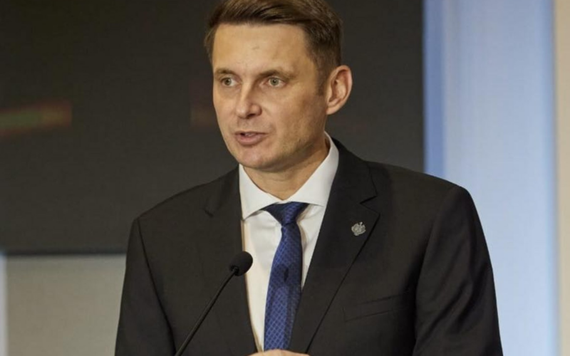 Mircea Abrudean cere respingerea moțiunilor depuse de Opoziție. „Partidele coaliţiei au datoria de a demonstra solidaritate cu Guvernul”