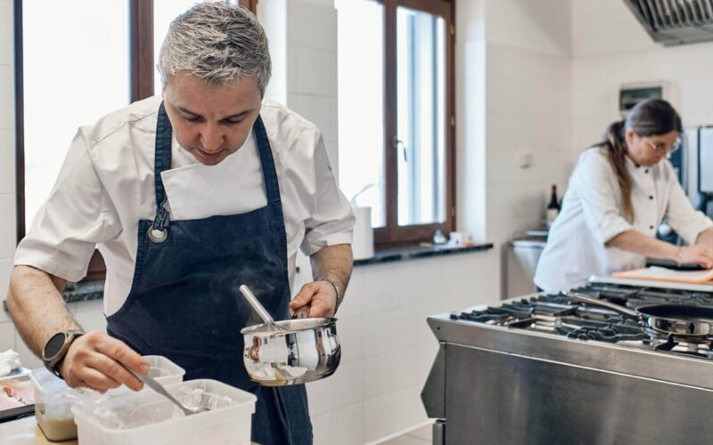 Doi bucătari români cu experiență internațională deschid în Italia un restaurant în formă de piramidă
