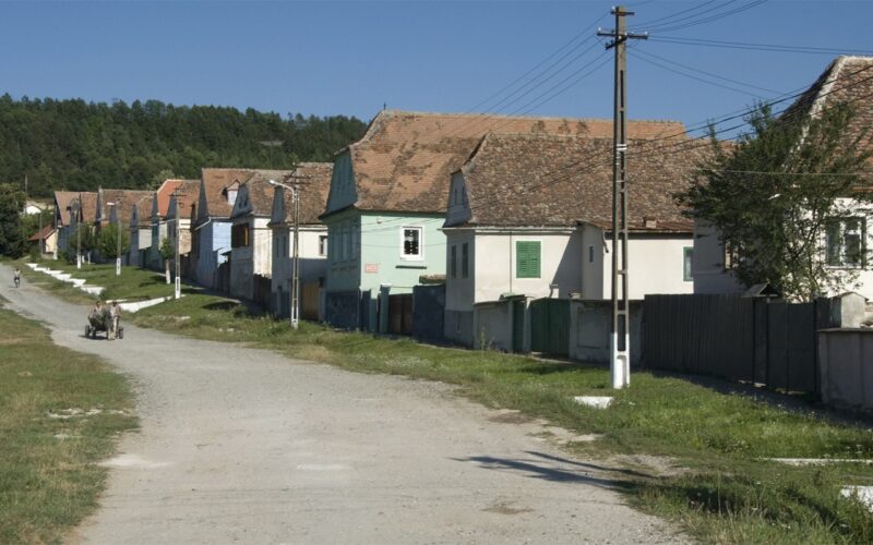 Localitatea din România în care o casă costă doar 7.000€ acum, în februarie 2026. Se vinde cu teren de 322 mp