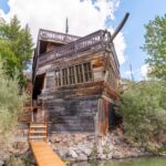 O casă construită în forma corabiei de pirați face vâlvă pe internet. Cât costă o noapte de cazare