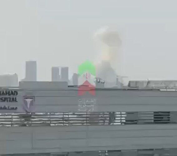 Ambasada SUA din Kuweit, atacată de o dronă iraniană. Fum dens se ridică de pe clădire, în timp ce tensiunile în Orientul Mijlociu se amplifică
