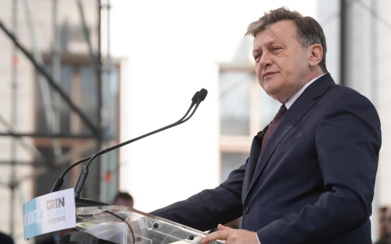 Oana Ţoiu, pusă la zid şi de cel mai aprig adversar al lui Ponta. Crin Antonescu: „Cele mai mizerabile secături pe care le-am văzut în politică”