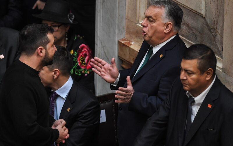 Comisia Europeană a catalogat drept „inacceptabile” ameninţările lui Volodimir Zelenski la adresa lui Viktor Orban