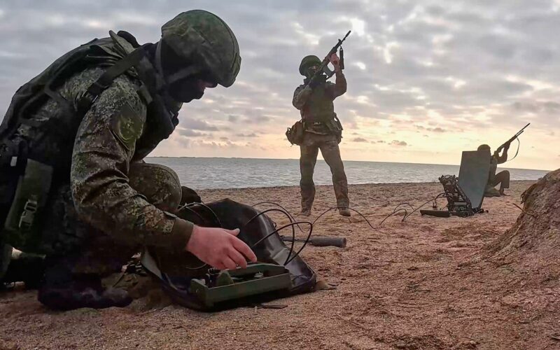 „Copiii noștri au fost vânduți”. Sud-africanii repatriați după ce au luptat în Ucraina relatează despre o experiență de coșmar