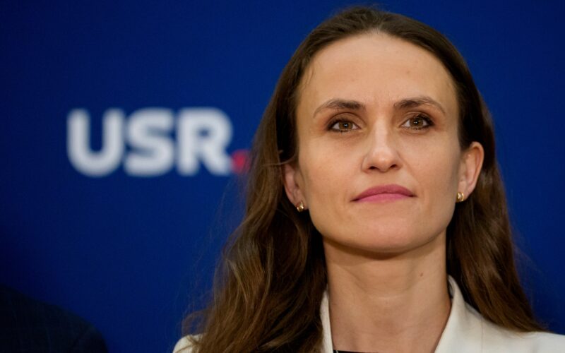 Oana Ţoiu, chemată în Parlament să dea explicaţii în scandalul privind repatrierea românilor din Orientul Mijlociu