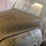 A găsit într-un hambar o camionetă din 1949. Cum arată și cât cere pe ea