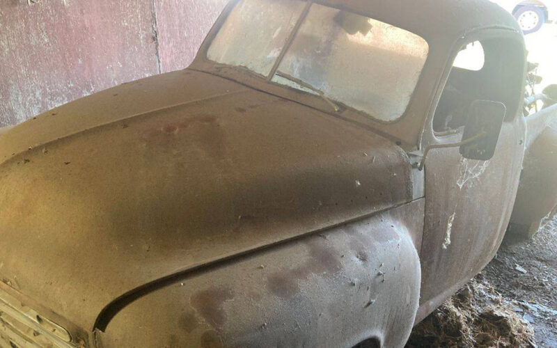 A găsit într-un hambar o camionetă din 1949. Cum arată și cât cere pe ea