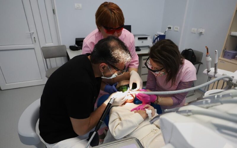 Prima fetiță operată „fără durere” și fără anestezie care are un zâmbet nou-nouț