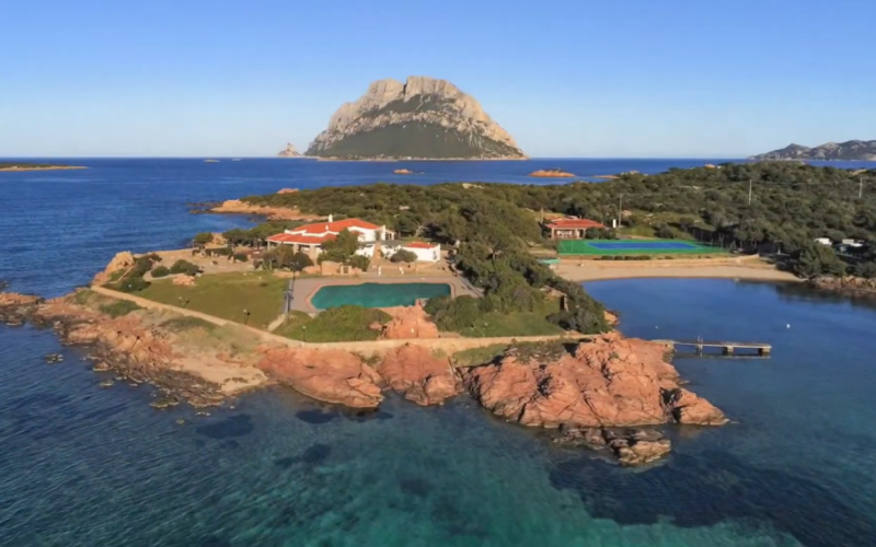 are 500 mp, 13 dormitoare și aproape 2 hectare de teren, în Italia