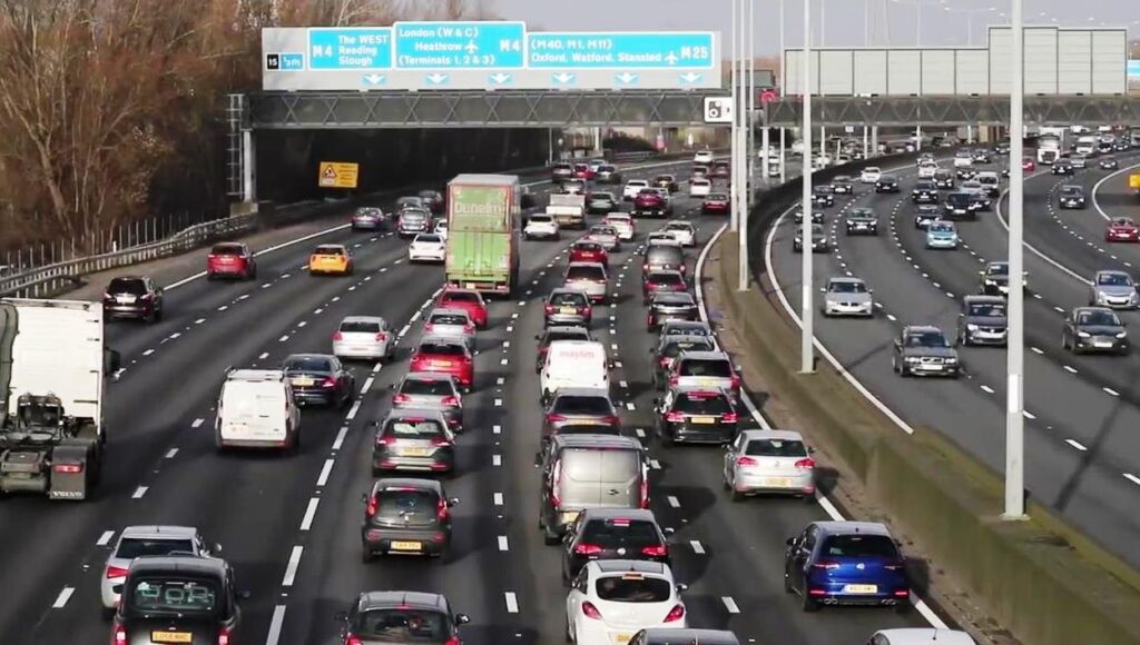 Noi camere AI instalate într-un comitat din Marea Britanie detectează instant dacă nu porți centura sau folosești telefonul