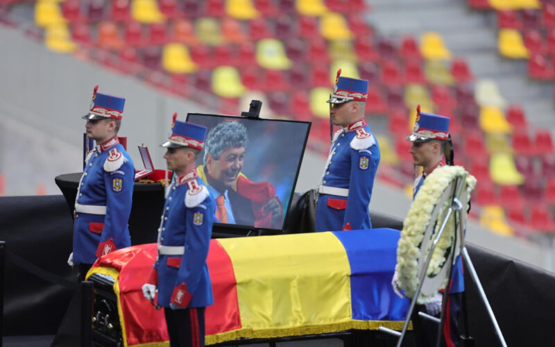 Pelerinaj la catafalcul lui Mircea Lucescu