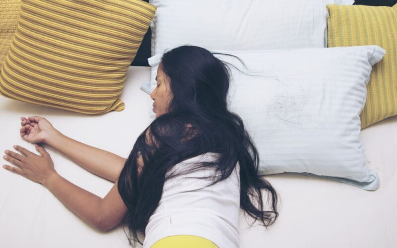 7 obiceiuri greşite care îţi strică părul în timp ce dormi