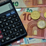 Euro se apropie de 5,2 lei pe piețele interbancare. Se preconizează scumpiri în lanț la creditele în rate, facturi și alimente