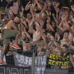 Bombă în Bănie! Fanii FCU au capturat trofeul oficial al Superligii