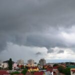 ANM a emis două avertizări Cod galben de ploi și instabilitate atmosferică în mai multe regiuni din țară. În București, vremea se răcește, iar temperaturile maxime ajung la 21°C
