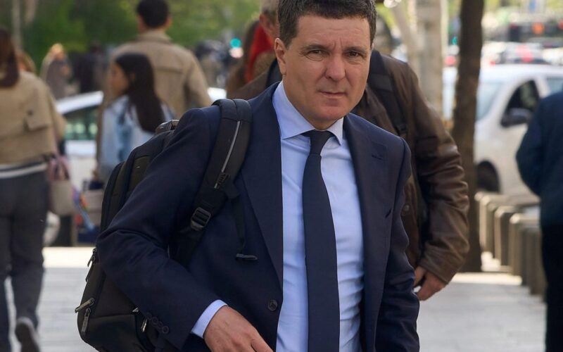 Marele Nicușor, cu rucsacul lui în spate, ne obturează viitorul