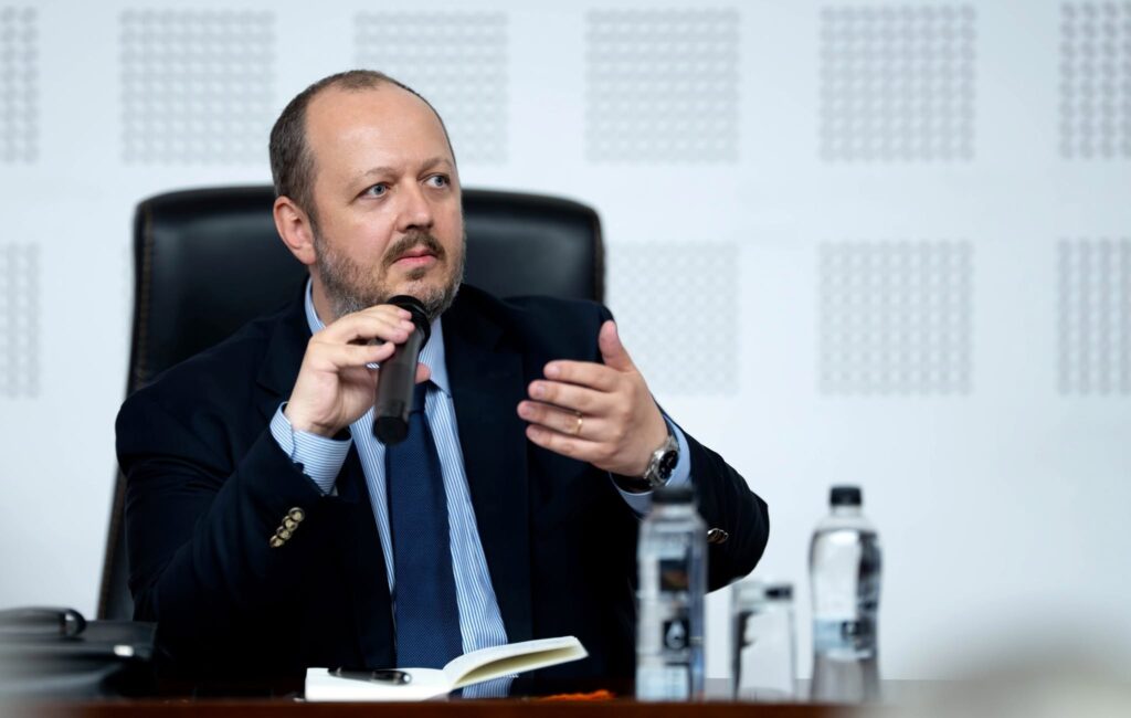 Prima „demisie” din echipa lui Eugen Tomac înaintea votului de învestitură. Adrian Papahagi se retrage: „Mă depășește”