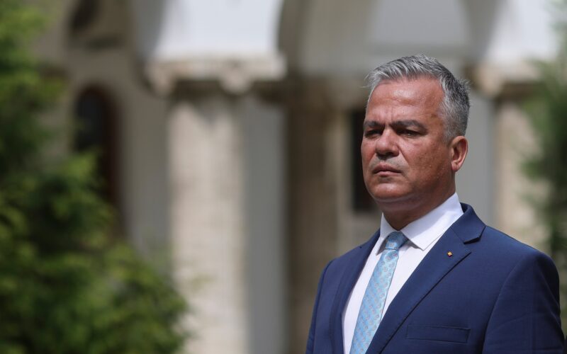 „Rămâne totul pentru luni la ora 11”. Votul în Parlament pentru guvernul Veștea se amână. Ce prevede Programul de guvernare propus
