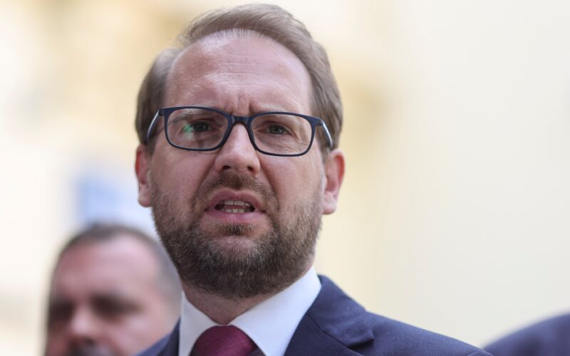 Reacția dură a lui Dominic Fritz după ce Guvernul Veștea a picat la vot: „Și proști, și fuduli, dar mai ales fără niciun gând la cetățeni”
